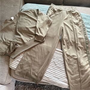 Women’s Nike Tan set cropped topper